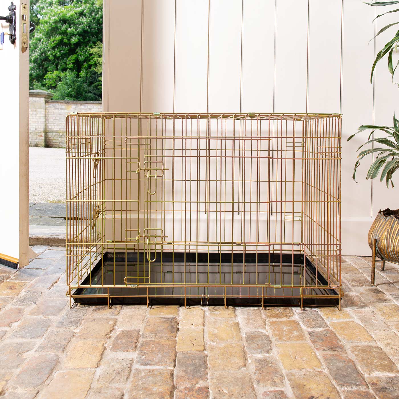 Discover, Imperfect deluxe heavy duty Iridescent Gold dog crate, featuring two doors for easy access and a removable tray for easy cleaning! The ideal choice to keep new puppies safe, made using pet safe galvanised steel! Available now in 5 sizes and three stunning colours at Lords & Labradors