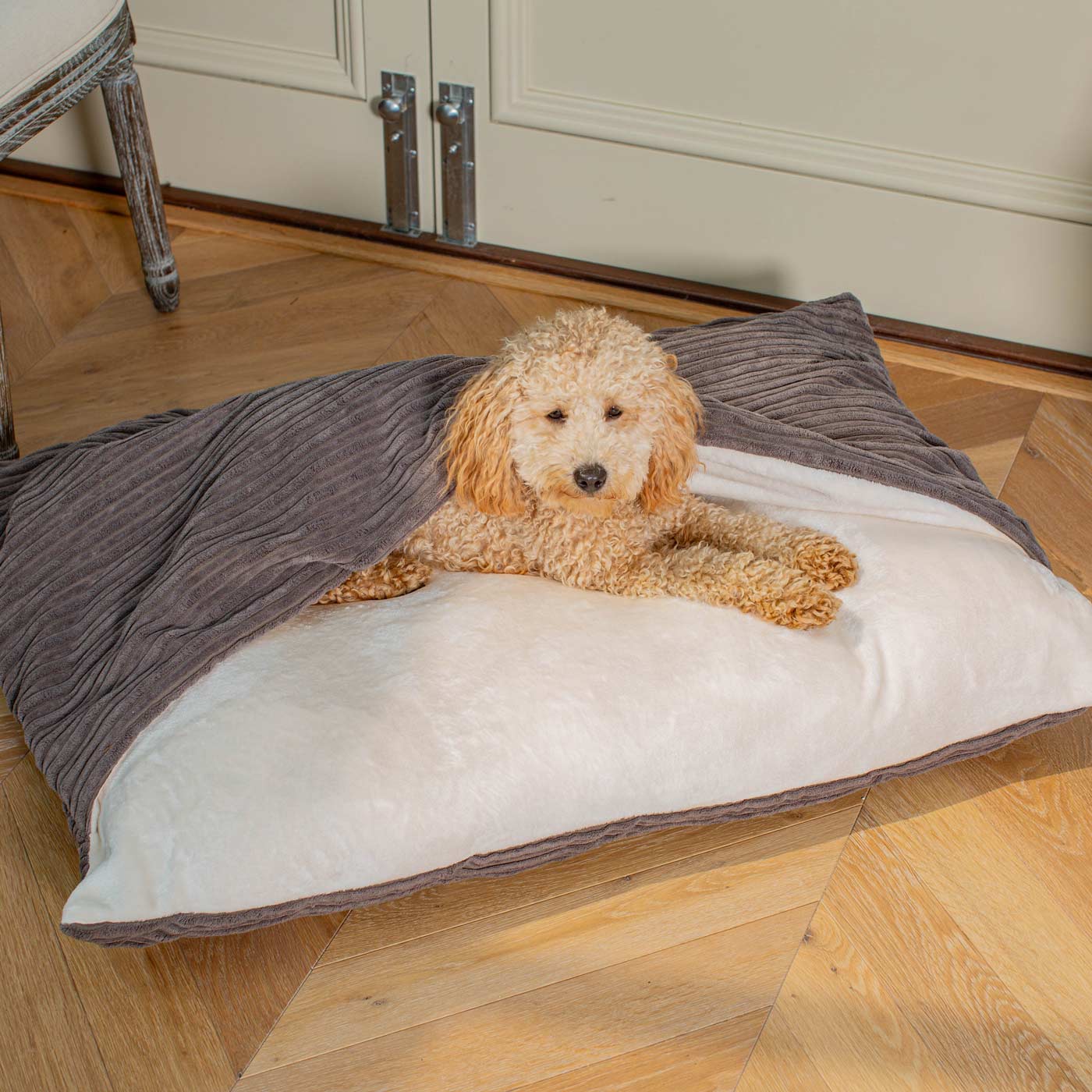 Sleepy Burrows Bed In Dark Grey Essentials Plush By Lords & Labradors