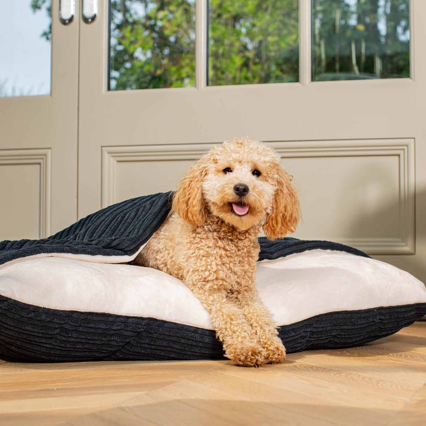 Sleepy Burrows Bed In Navy Essentials Plush By Lords & Labradors