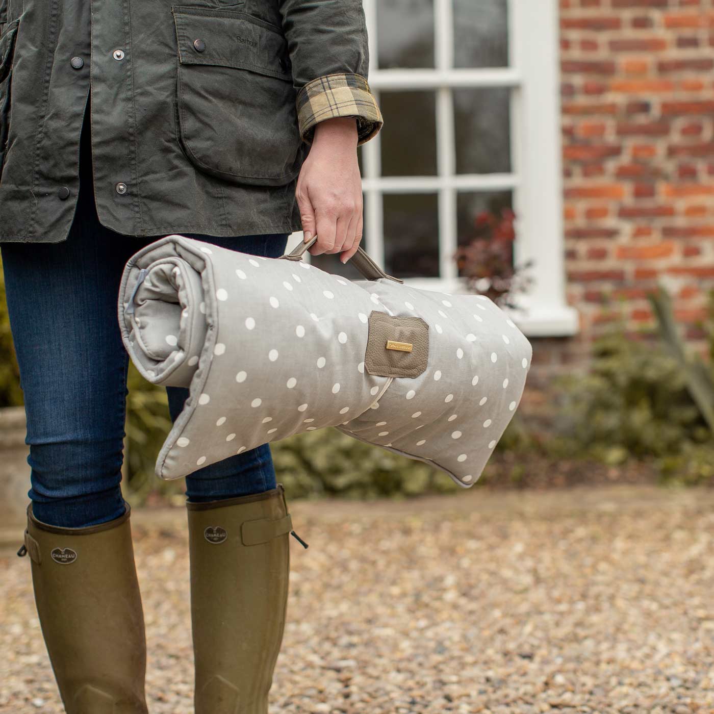 Embark on the perfect pet travel with our luxury Travel Mat in Grey Spot. Featuring a Carry handle for on the move once Rolled up for easy storage, can be used as a seat cover, boot mat or travel bed! Available now at Lords & Labradors