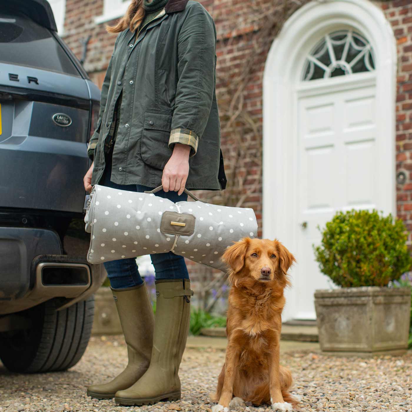 Embark on the perfect pet travel with our luxury Travel Mat in Grey Spot. Featuring a Carry handle for on the move once Rolled up for easy storage, can be used as a seat cover, boot mat or travel bed! Available now at Lords & Labradors