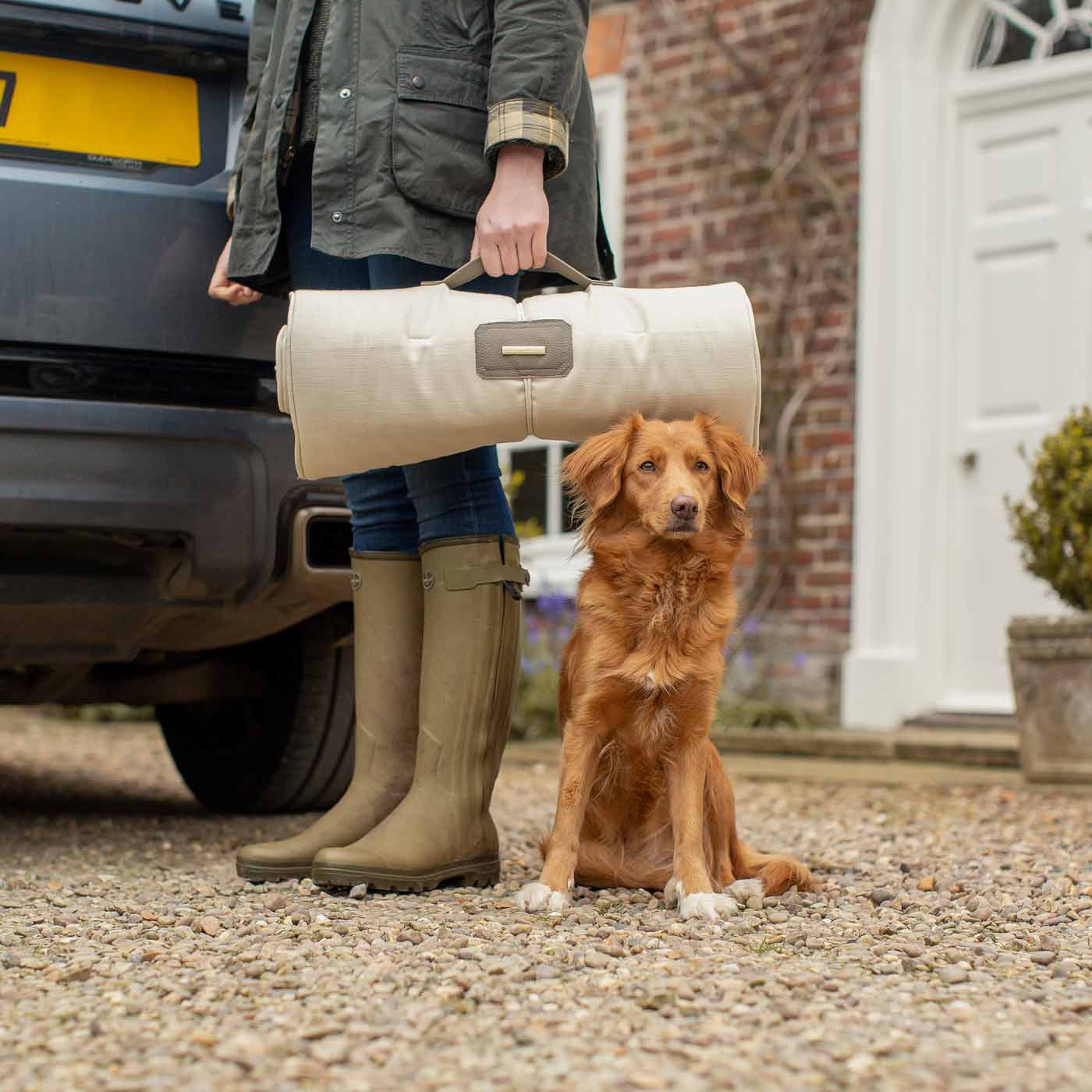 Embark on the perfect pet travel with our luxury Travel Mat in Savanna Bone! Featuring a Carry handle for on the move once Rolled up for easy storage, can be used as a seat cover, boot mat or travel bed! Available now at Lords & Labradors