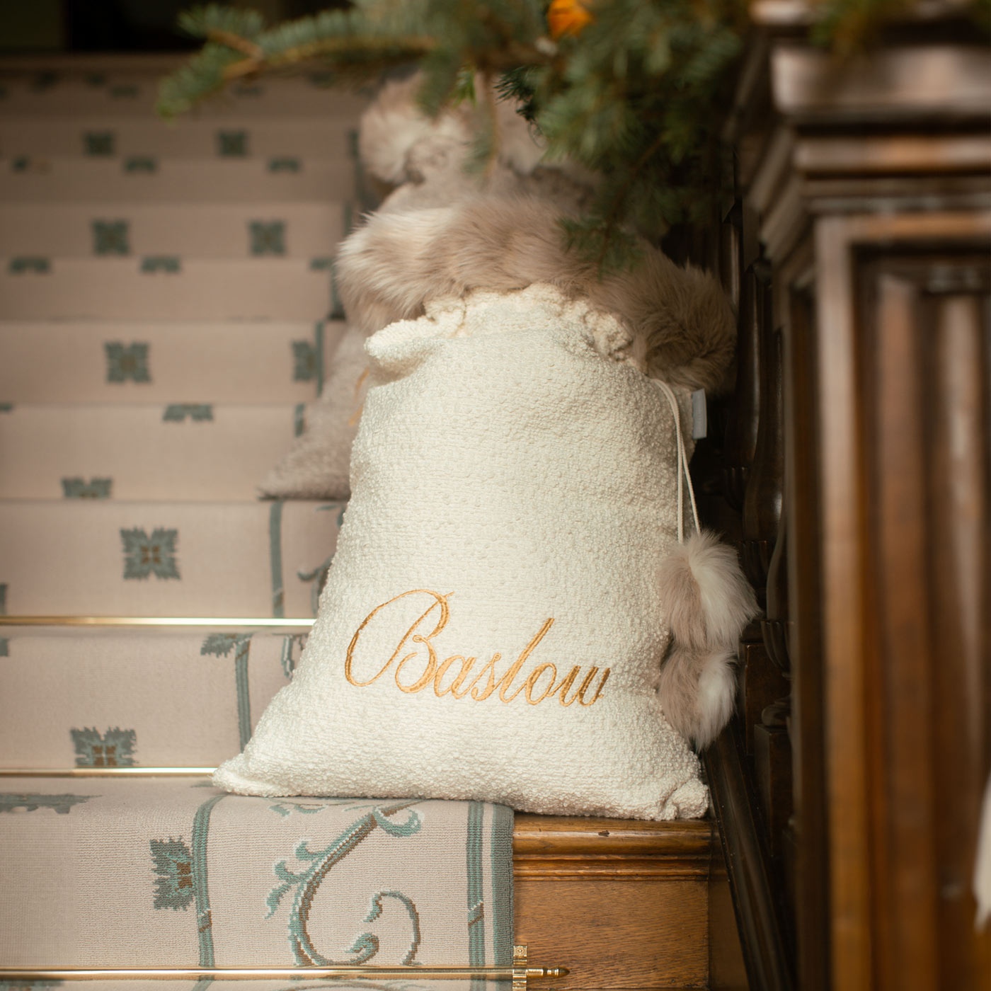 Gift your furry friend the perfect pet Christmas gift with our beautifully crafted Christmas Santa Sack, fill and gift your pet this festive holiday with the most wholesome gifts for Christmas! Available now in stunning Ivory Boucle at Lords & Labradors    