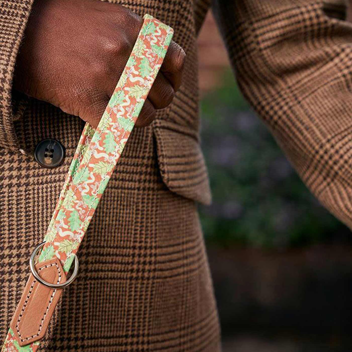 [colour:oak leaf] Set & accessorise your pooch ready for a stylish dog walk with Hiro + Wolf X L&L Dog Lead, the perfect dog walking accessory! Made using strong webbing lining to provide extra strength! Available in 3 stylish designs and one sizes at Lords & Labradors